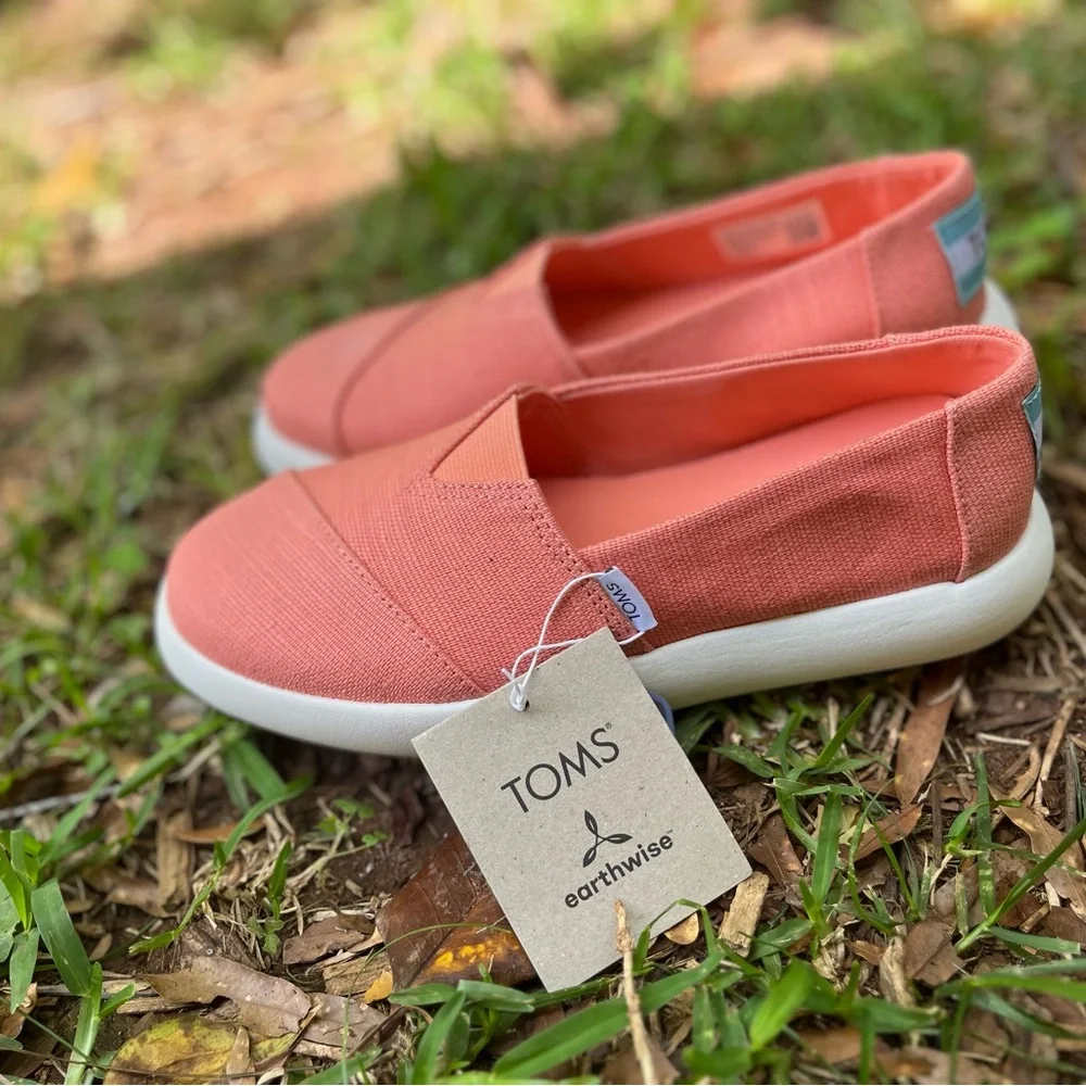 🆕TOMS Coral Slip-On Sneakers. 5.5